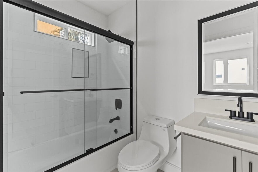 Building Photo - 860 N Hudson Ave