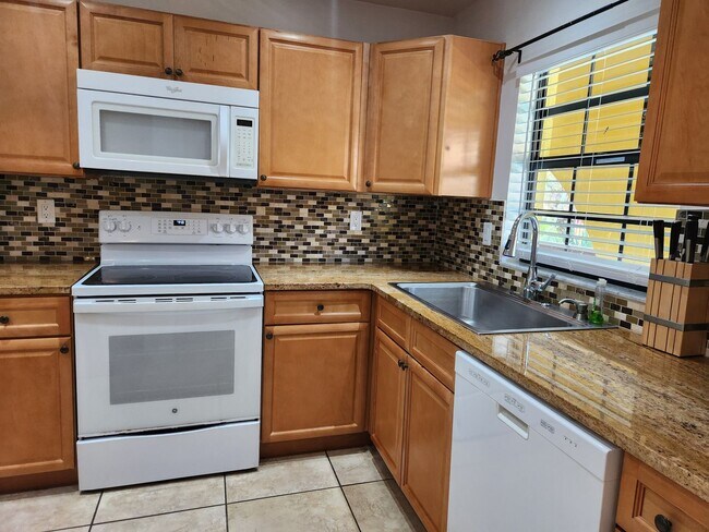Building Photo - 216 Glenview Blvd