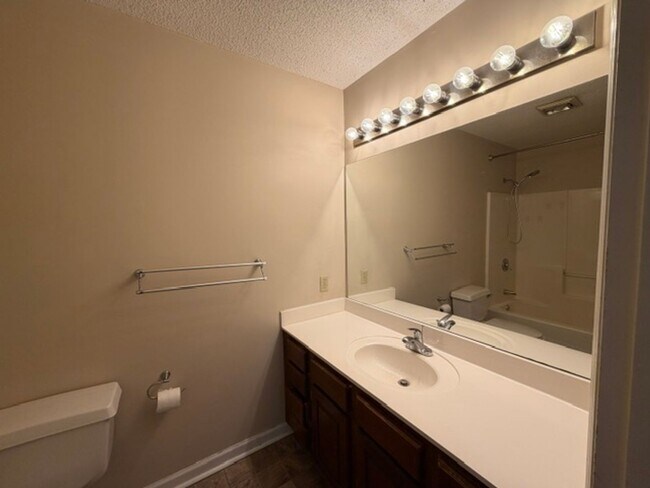 Building Photo - 3 or 4 Bedroom / 3.5 Bath Condo Kingsport, TN 37663