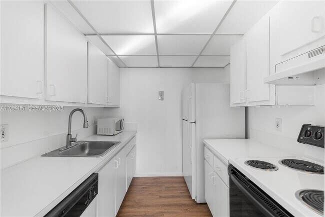 Building Photo - 2350 NE 135th St