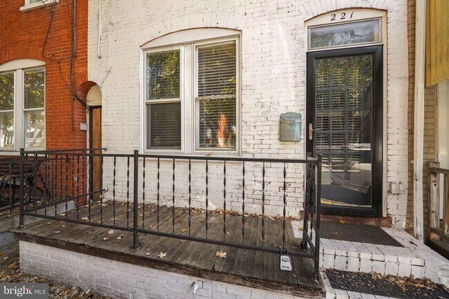 Building Photo - 221 Coral St