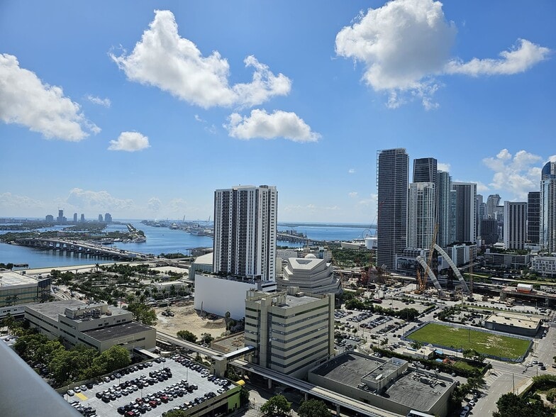 Building Photo - 1600 NE 1st Ave