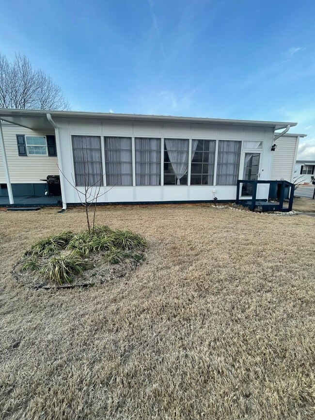 Primary Photo - 3 Bedroom 2 Bath Home with large Sunroom i...