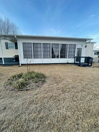 Building Photo - 3 Bedroom 2 Bath Home with large Sunroom i...