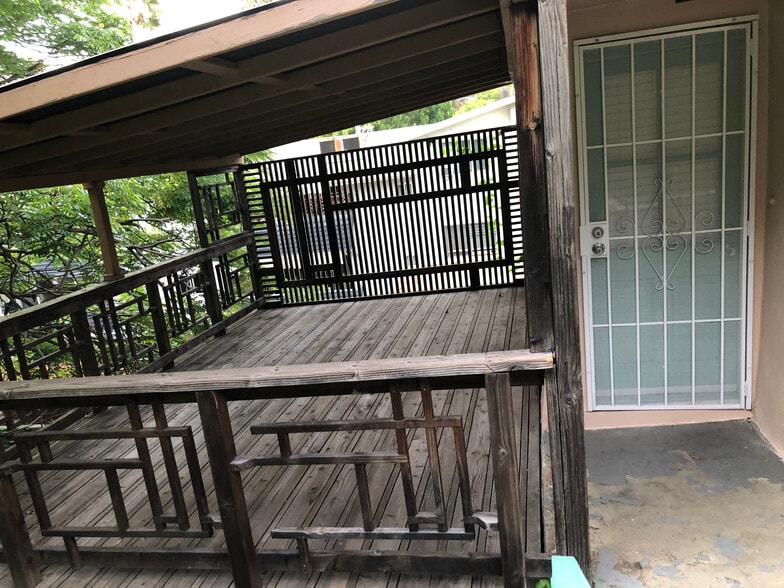 Front door and porch - 2085 Ivar Ave