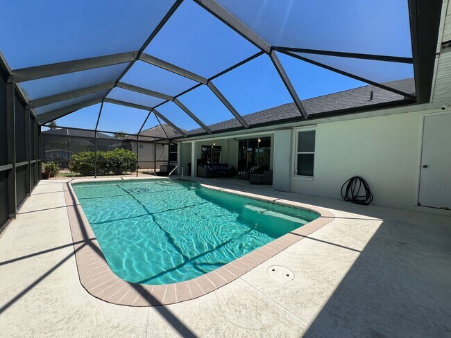 Building Photo - FURNISHED SHORT TERM RENTAL - 3 Bed / 2 Ba...