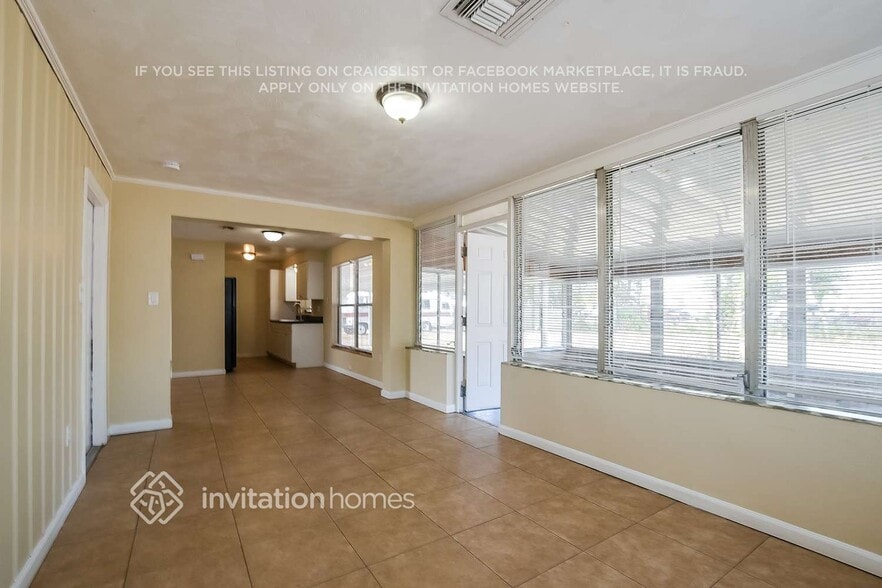 Building Photo - 411 W Charlotte Ave