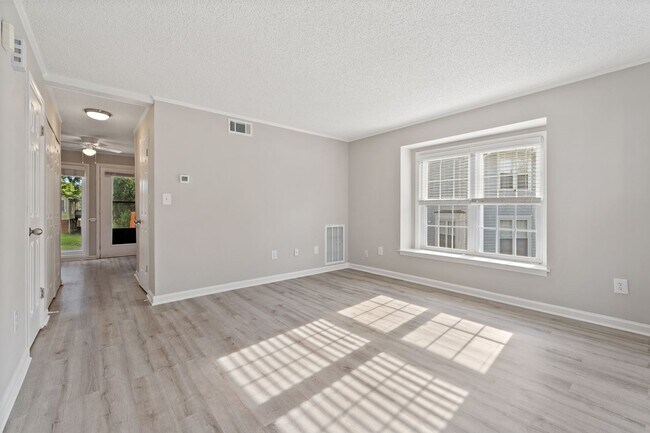 Building Photo - 9 Hayti Ln