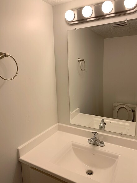 Building Photo - 6900 Gemstar Rd