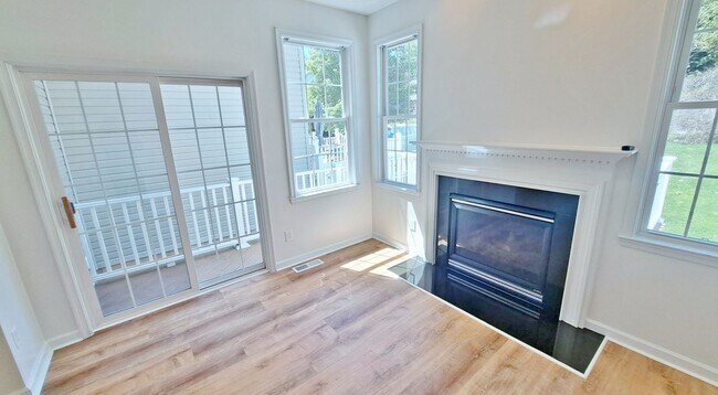 Building Photo - 3 Bed / 2 Full and 2 Half Bath Single Family Townhome