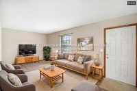 Building Photo - Spacious 2nd Floor Townhome in the Heart o...