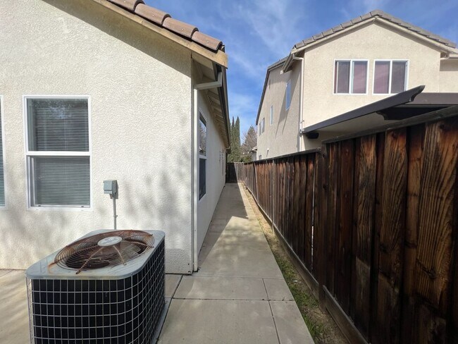 Building Photo - 4 bedroom home with 3 car garage in Patterson!