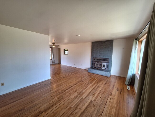 Building Photo - 5867 Madrona Dr