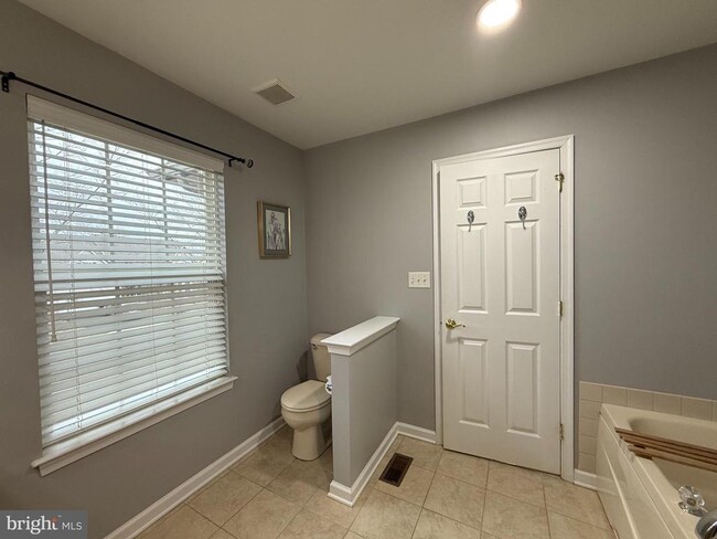 Building Photo - 122 Providence Ln