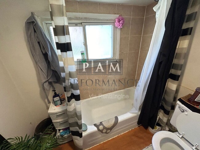 Building Photo - 823 Yout St