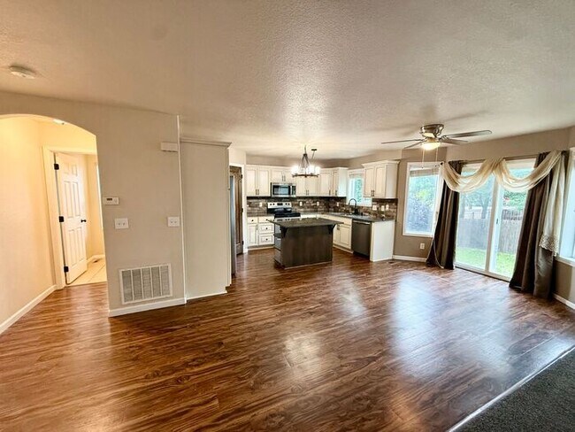 Building Photo - Stunning 4 bedroom/ 2.5 bath home with 2 car Attached Garage in Fort Collins, Colorado