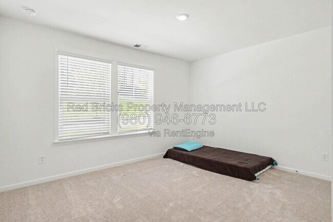 Building Photo - 1812 Alexander Village Main Dr