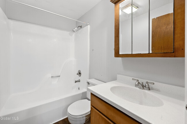 Building Photo - 9 Wake Robin Rd