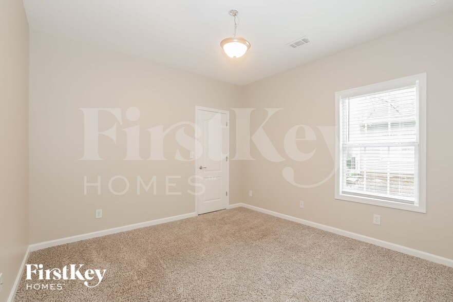 Building Photo - 2570 Serenity St