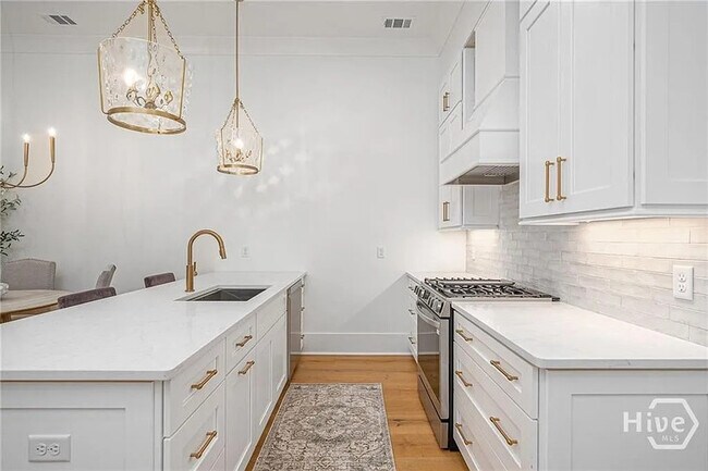 Building Photo - 304 W 38th St