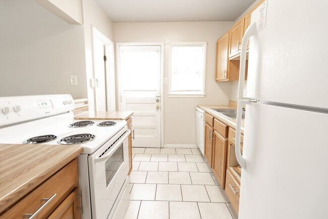 Building Photo - 5 Bed 2 Bath House