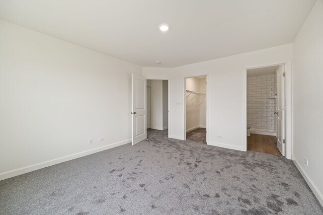 Building Photo - 2463 Bella Dr