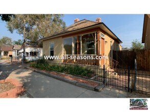 Building Photo - Centrally Located Downtown Two Bedroom Home