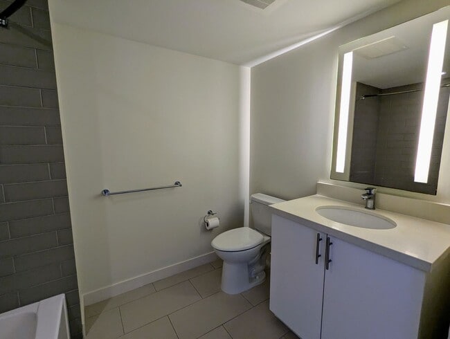 Building Photo - Symphony 2 Bed, 2 Bath, 1 Parking, Mountain views in Kakaako