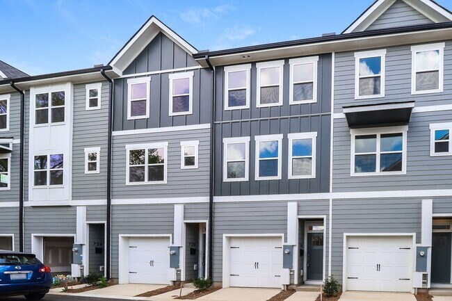 Building Photo - 3-Bedroom, 3.5 Bath Townhome for Rent in Charlotte, NC | Attached Garage & Modern Kitchen
