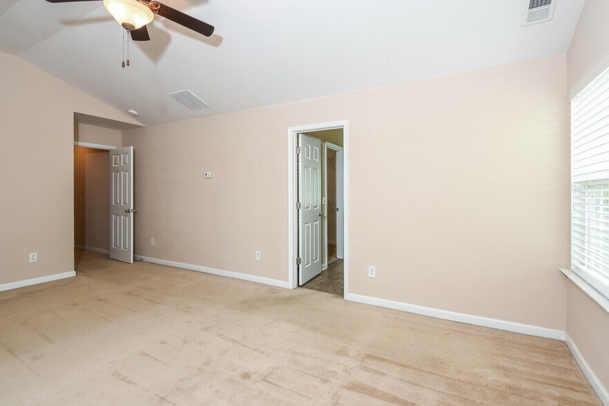 Building Photo - 410 Deepstream Crossing