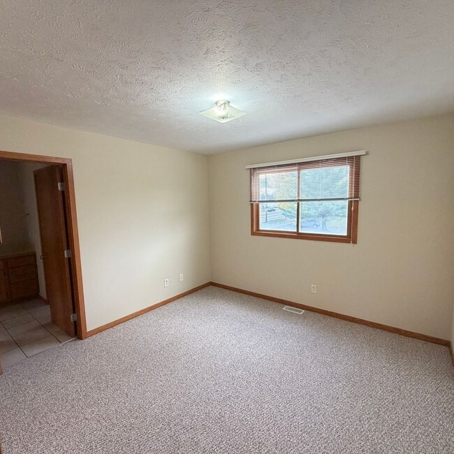 Building Photo - Large 3 bedroom duplex - move in ready!