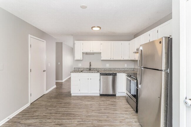 Building Photo - Stunning 3 Bedroom with Spacious Backyard