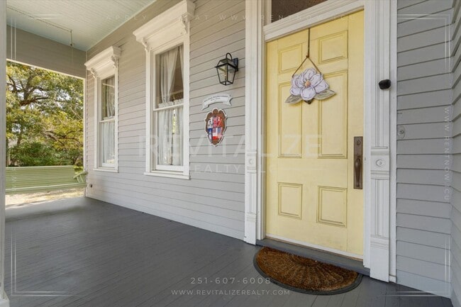 Building Photo - Beautiful Victorian Home in the Heart of S...