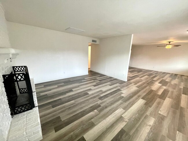 Building Photo - Beautifully Remodeled Large 3 Bedroom 2 Ba...