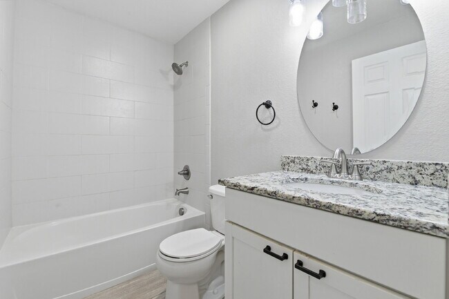 Building Photo - $2,540.95 - 4 Bed, 2 Bath Home in Aurora with Central AC, and In Unit Laundry!