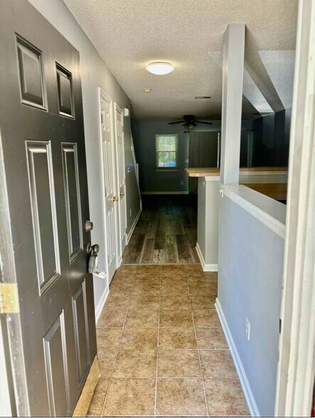 Building Photo - 7933 Shadow Oak Dr