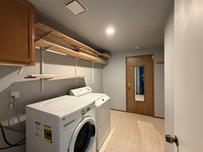 Building Photo - Spacious living with city access 3 bed 2 bath rambler!