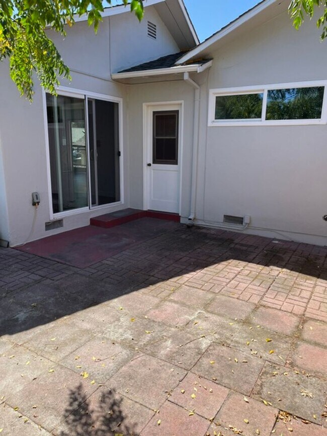 Building Photo - Great location, end of a quiet cul de sac, Cupertino School, spacious rooms