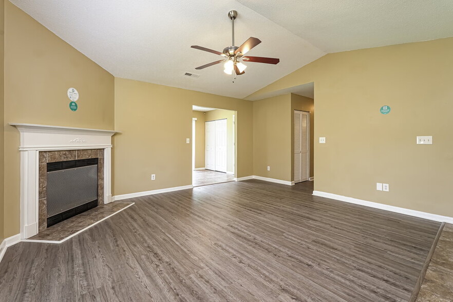 Building Photo - 2650 Stratford Lake Rd