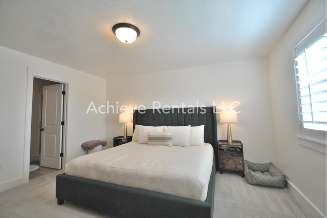 Building Photo - 206 E 520 N