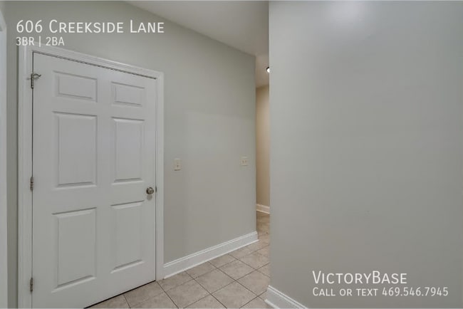 Building Photo - 606 Creekside Ln