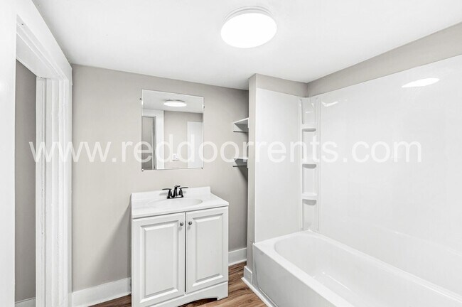 Building Photo - Updated & Budget-Friendly 3-Bedroom Home N...