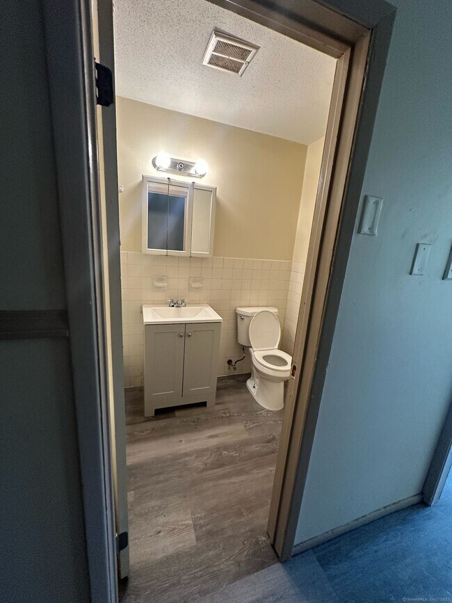 Building Photo - 1660 E Main St