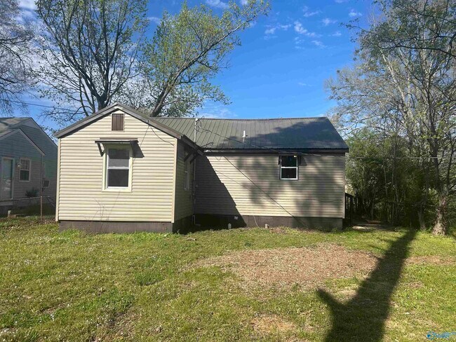 Building Photo - 220 8th Ave NW