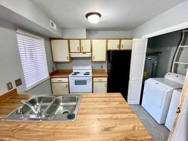 Building Photo - 1116 N Green Dr