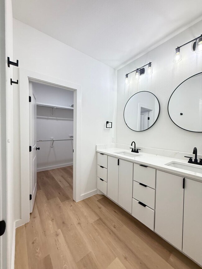 Building Photo - Brand New Stunning Town-Home!