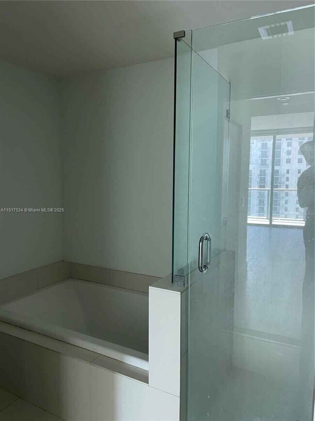 Building Photo - 1100 S Miami Ave