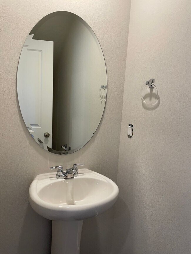 Building Photo - HALF OFF FIRST MONTHS RENT 3 Bed 2.5 Bath ...