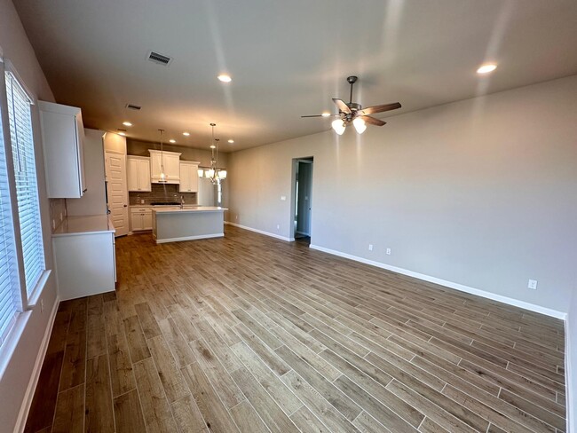 Building Photo - 6030 Cottontail Ln