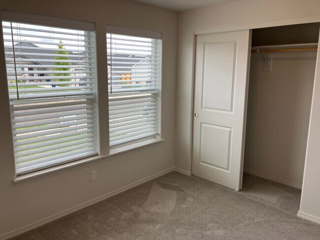 Building Photo - 2023 Three Bedroom Home in Dallas